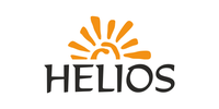 Logo z nazwą "HELIOS" pisaną czarnymi, stylizowanymi literami, nad którą umieszczony jest symbol pomarańczowego słońca z promieniami. Logo jest umieszczone na białym tle, otoczonym czarnymi pasami u góry i na dole.
